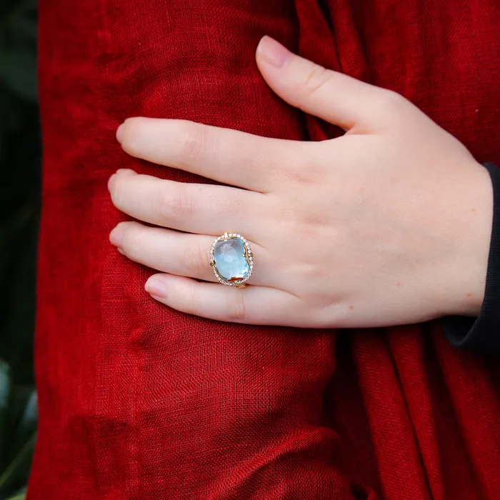 Rings Goshwara Goshwara Cushion Cabochon Blue Topaz 18K Gold Ring